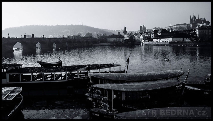 Karlův most, Pražský hrad, lodě, Vltava, Petřín, Hergertova cihelna, Praha