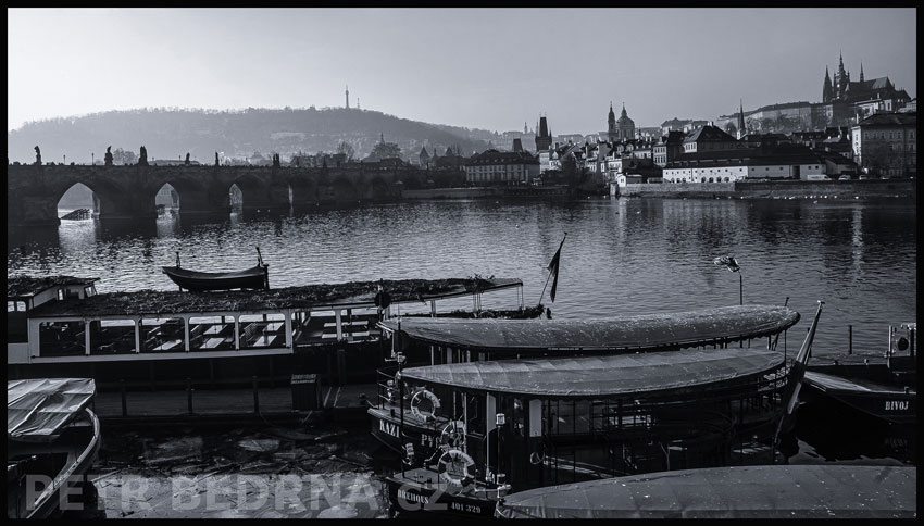Karlův most, Pražský hrad, lodě Vltava, Praha, přístaviště Nepomuk, přístaviště Four Seasons, Česko