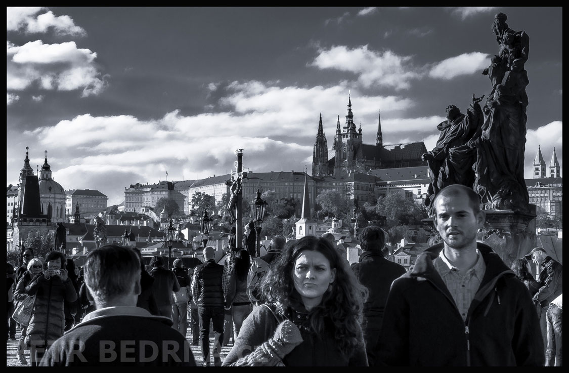 Karlův most, socha Kalvárie sv. Kříž, Pražský hrad, Praha, street foto, sochy, oblaka, Česko
