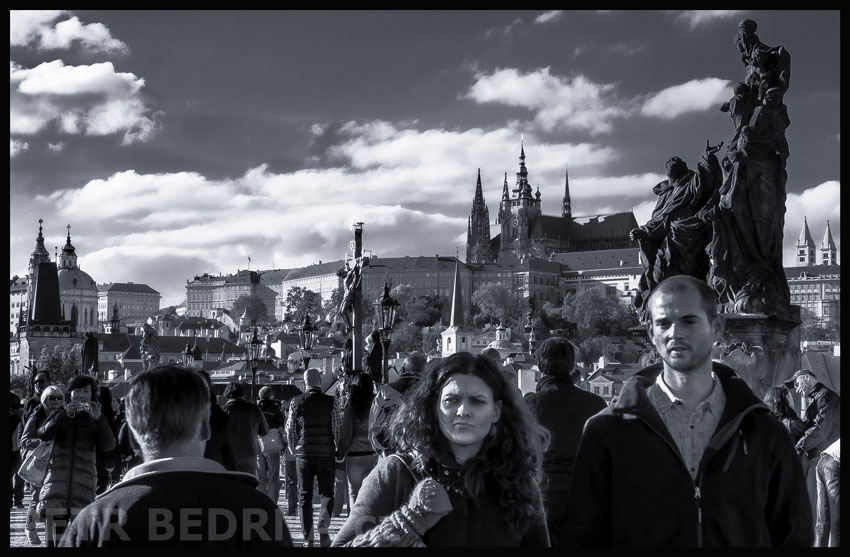 Karlův most, socha Kalvárie sv. Kříž, Pražský hrad, Praha, street foto, sochy, oblaka, Česko