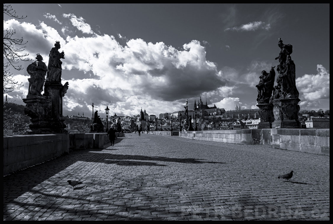 Karlův most - sv. Markéta, sv. Dominik, Pražský hrad, Praha, sochy, holoubci, mraky, street foto, Česko