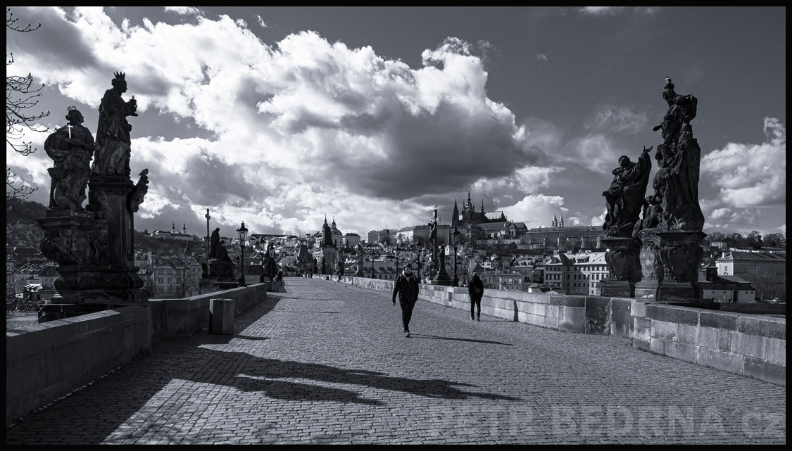 Karlův most - sv. Markéta z Antiochie, Pražský hrad, Praha, street foto, sochy, mraky, postavy, Česko