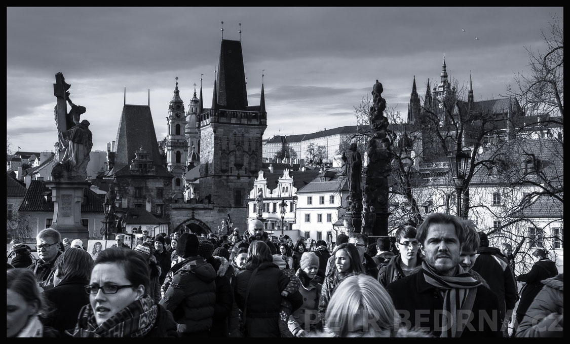 Lidé na Karlově mostě, Mostecké věže, Pražský hrad, Praha, street foto, žena, muž, sochy, Česko