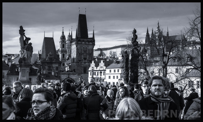 Lidé na Karlově mostě, Mostecké věže, Pražský hrad, Praha, street foto, žena, muž, sochy, Česko