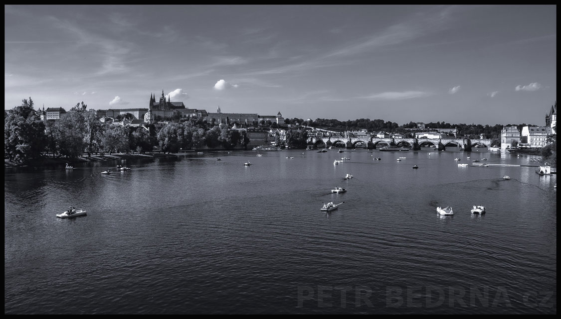 Pražský hrad, Karlův most, Vltava, lodičky místo labutí, Praha, Střelecký ostrov, horizont, celkový pohled, Česko