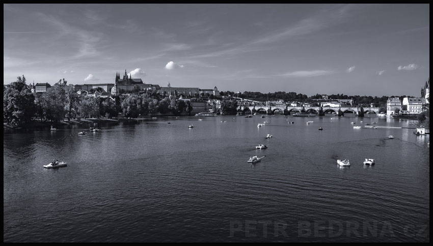 Pražský hrad, Karlův most, Vltava, lodičky místo labutí, Praha, Střelecký ostrov, horizont, celkový pohled, Česko