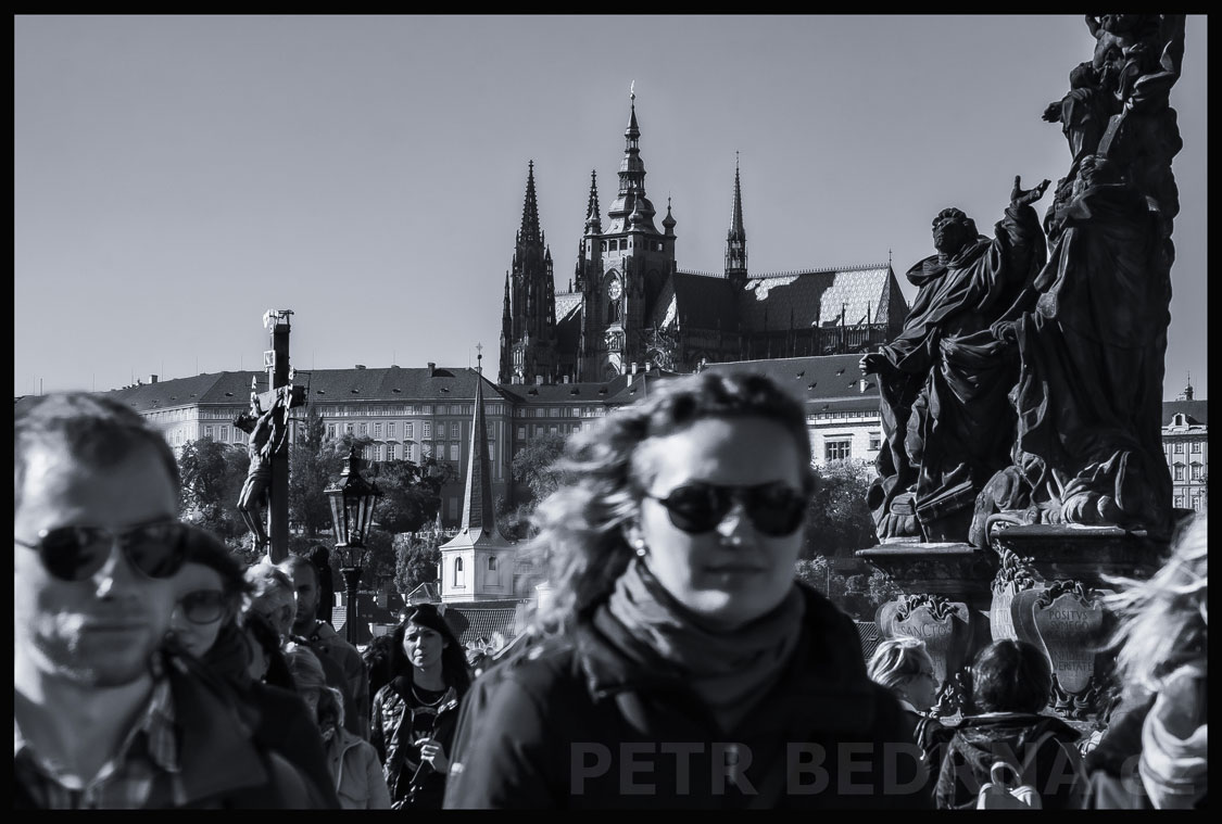 Procházka po Karlově mostě, Pražský hrad, Praha, Kalvárie sv. Kříž, street foto, žena, muž, Česko