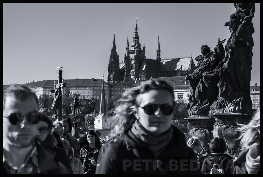 Procházka po Karlově mostě, Pražský hrad, Praha, Kalvárie sv. Kříž, street foto, žena, muž, Česko