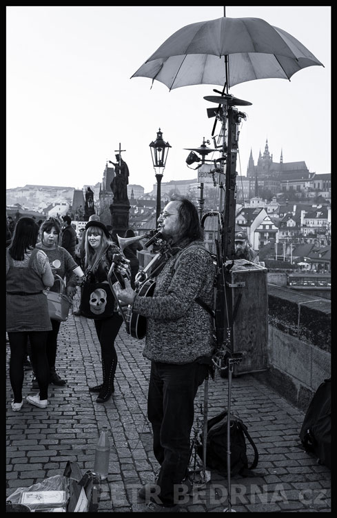 Alexomb pod dvěma křížky, Karlův most, Praha, street foto, lidé, busking, turisté, Česko