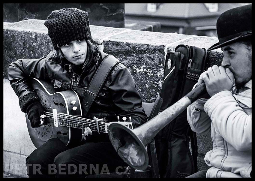 Dobré ráno blues band, Karlův most, Matěj Ptaszek a Vít Kopecký, busking, na mostě, Praha