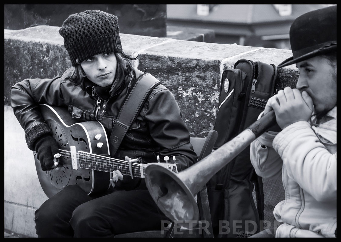 Dobré ráno blues band - Vít Kopecký, Matěj Ptaszek, Karlův most, Praha, street foto, busking, Česko