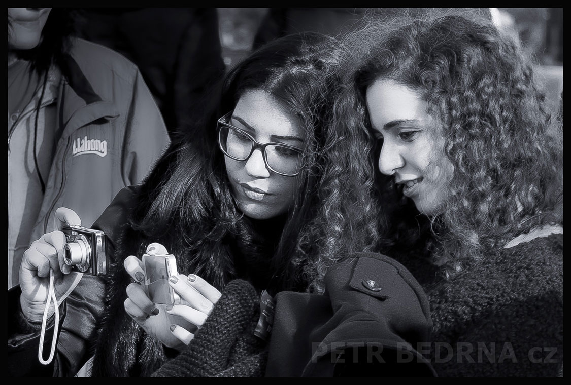 Dvě dívky na Karlově mostě, Praha, street foto, lidé, turisté, Česko