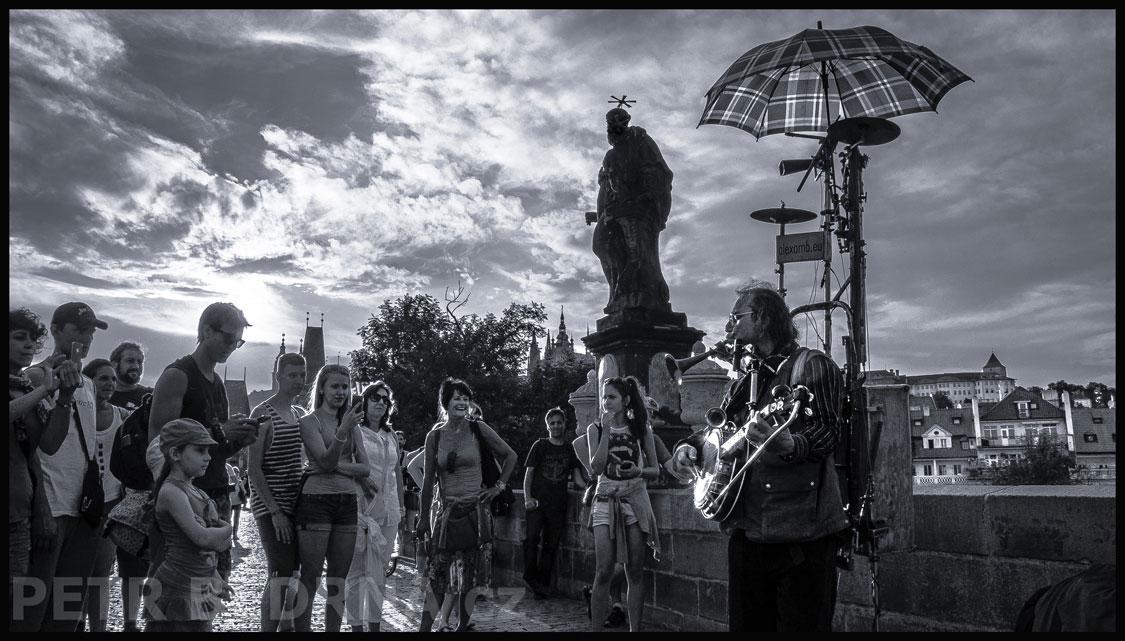 Karlův most, Alexomb pod deštníkem, Praha, busking, street foto, lidé, turisté, Česko