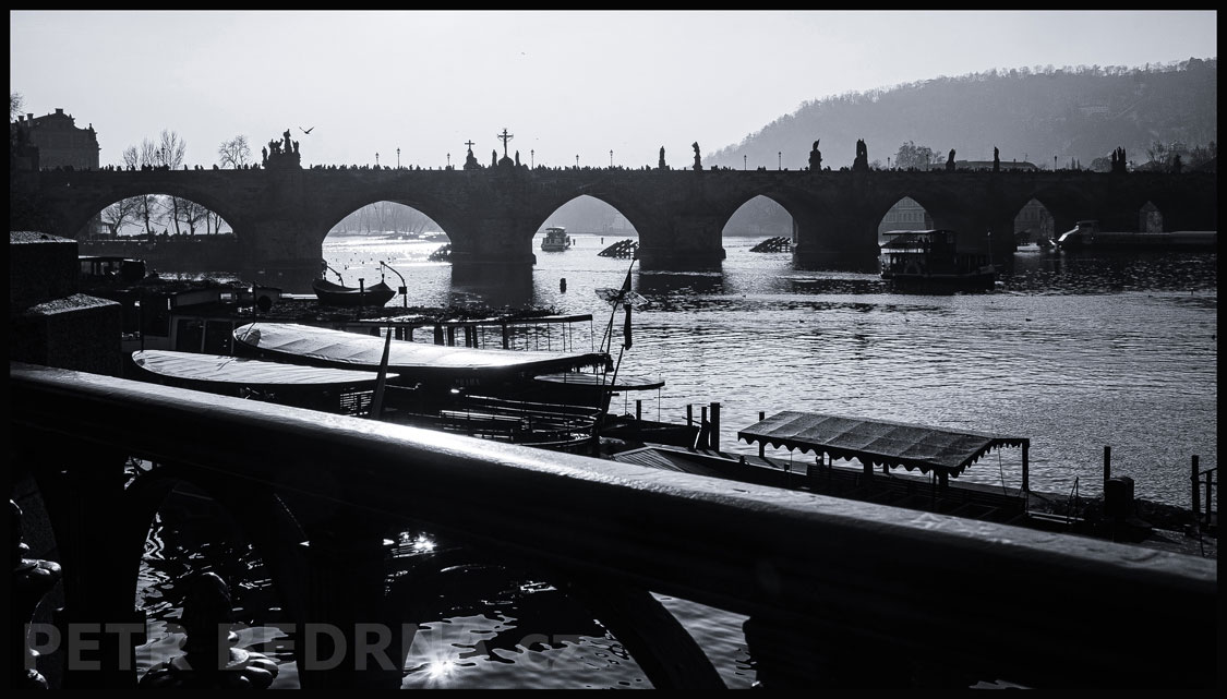 Karlův most, Alšovo nábřeží, přístaviště Nepomuk, Praha, Vltava, Přístaviště Four Seasons, lodě, Petřín, turisté, Česko