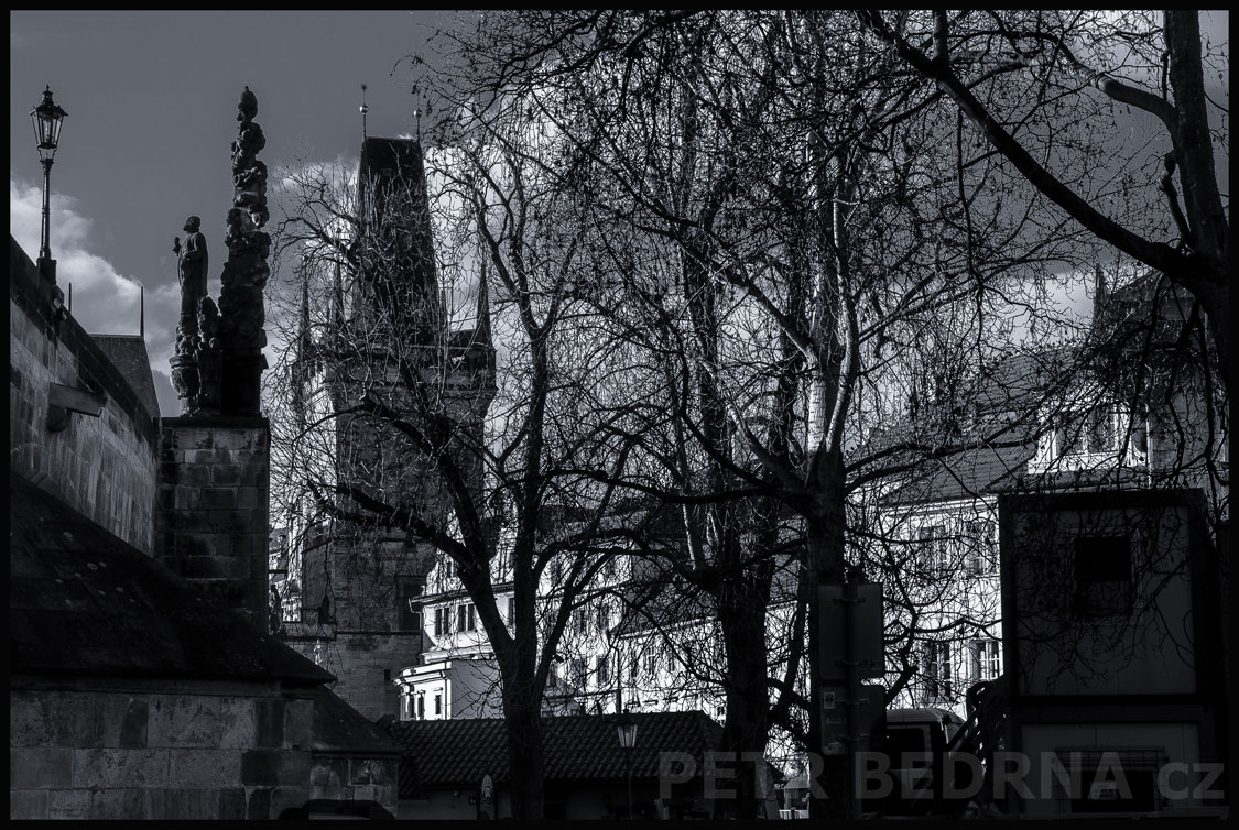 Karlův most, Malostranské mostecké věže, Praha - Malá strana, historické budovy, stromy, Česko