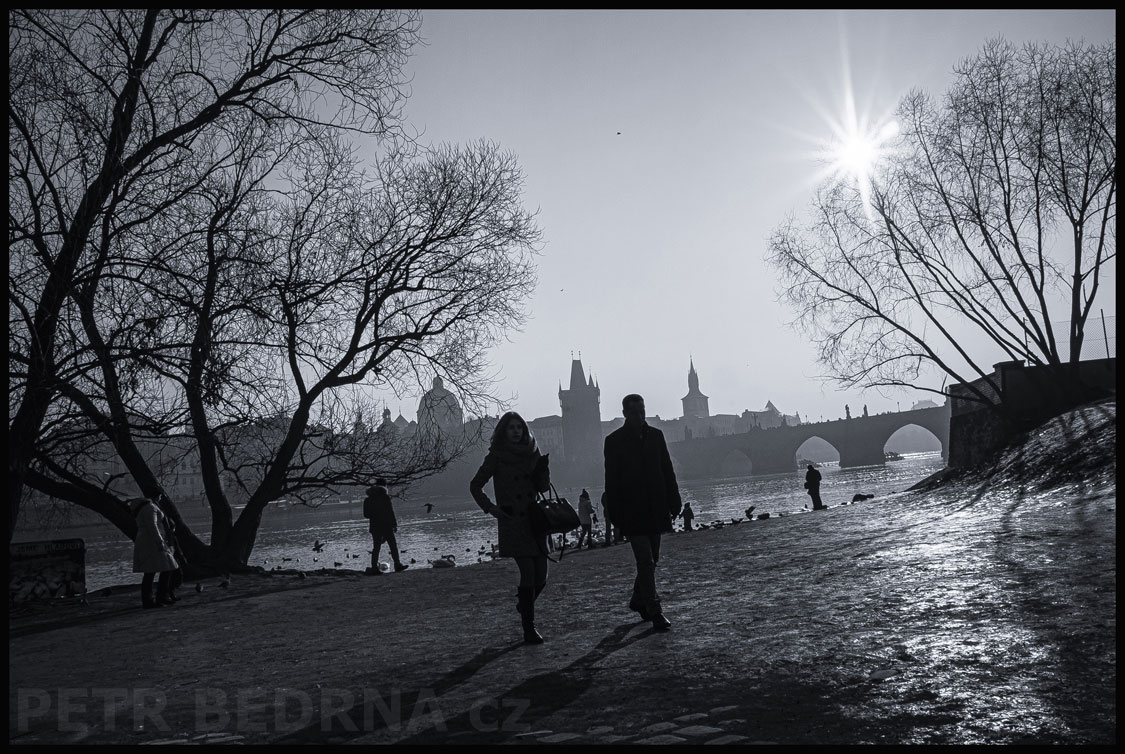 Karlův most, pohled od parku Cihelná, Malá Strana, Praha, Pláž se zvířátky, street foto, Česko