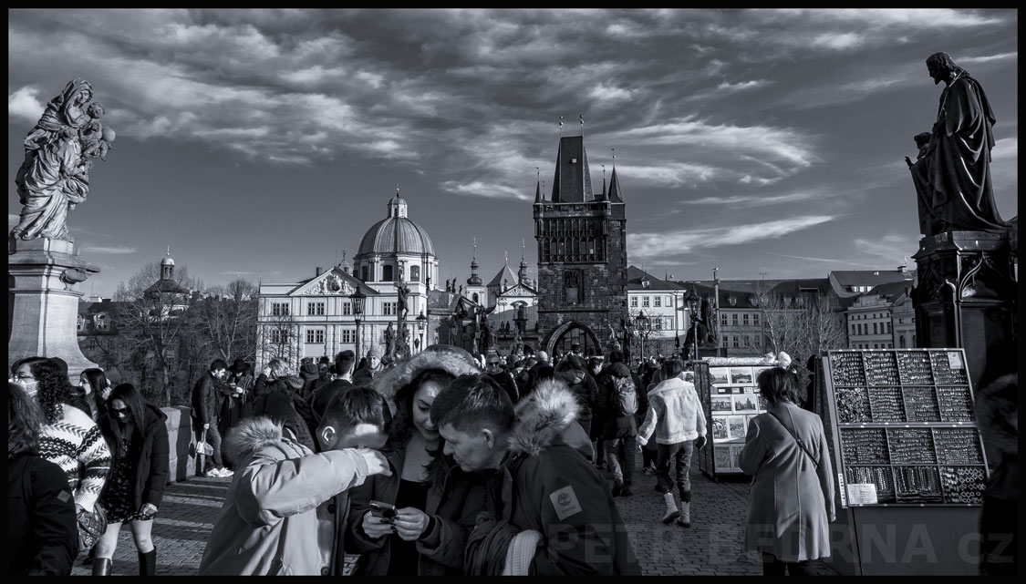Karlův most, Staroměstská mostecká věž, Praha, kostel sv. Františka z Assisi, street foto, lidé, Česko
