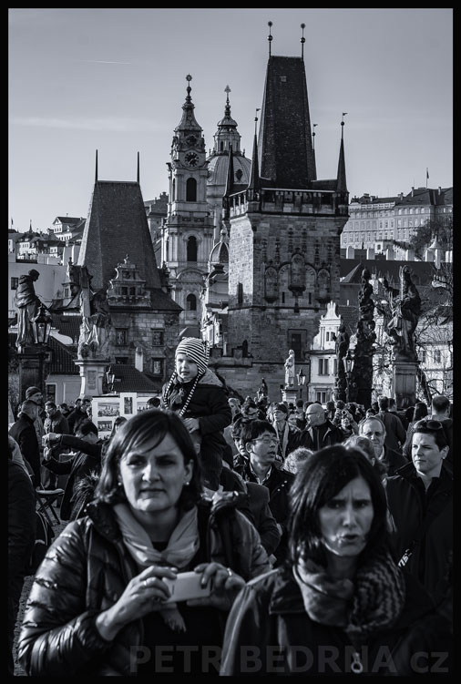 Na Karlově mostě, Malostranské mostecké věže, Praha - Malá strana, Chrám sv. Mikuláše, street foto, Česko