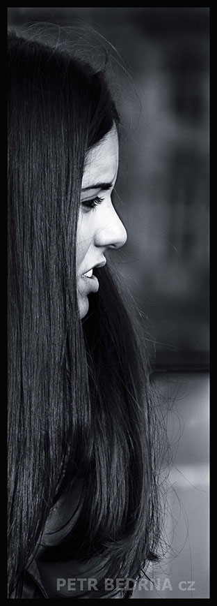 Na Karlově mostě neznámá dívka, Praha, street foto, lidé, portrét, turisté, Česko