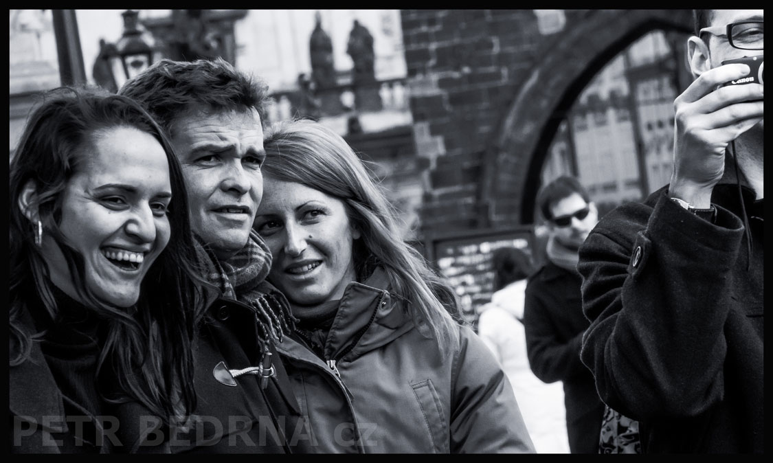 Rodinka na Karlově mostě, Praha, street foto, lidé, turisté, Česko