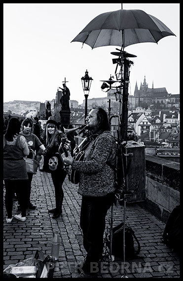 T, Alexomb, busking, Karlův mos, Alexandr Zoltán, Praha