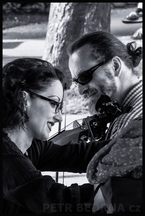 Anja Elze a Petr Krupa, Praha - Malá Strana, Kampa, street foto, portrét, busking, park, Česko