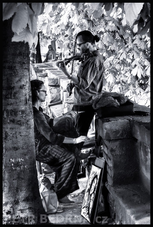 Anja Elze a Petr Krupa, malířka a houslista, Praha - Malá Strana, Kampa, busking, park, Česko