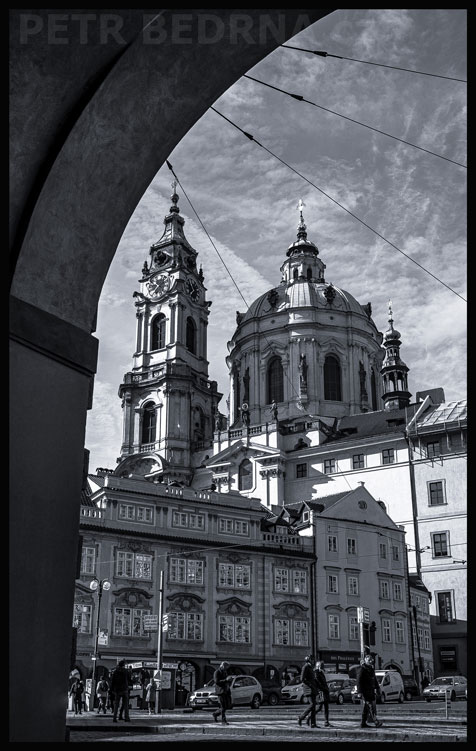Malostranský chrám sv. Mikuláše, Praha - Malá Strana, Malostranské námestí, street foto, historické budovy, obloha, Česko