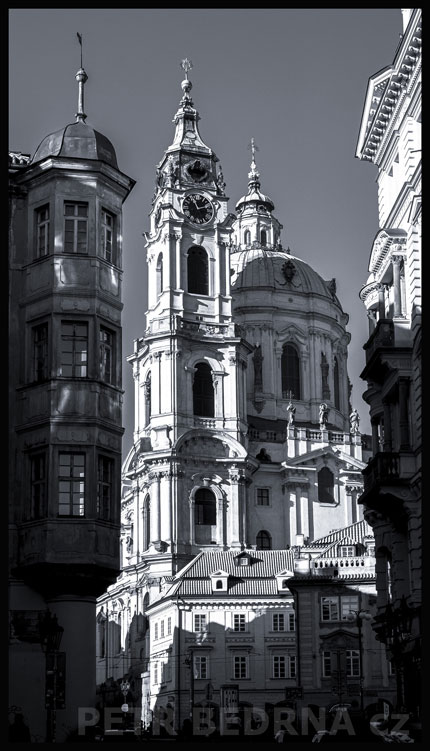 Malostranský chrám sv. Mikuláše z Mostecké ulice, Praha - Malá Strana, historické budovy, street foto, Česko