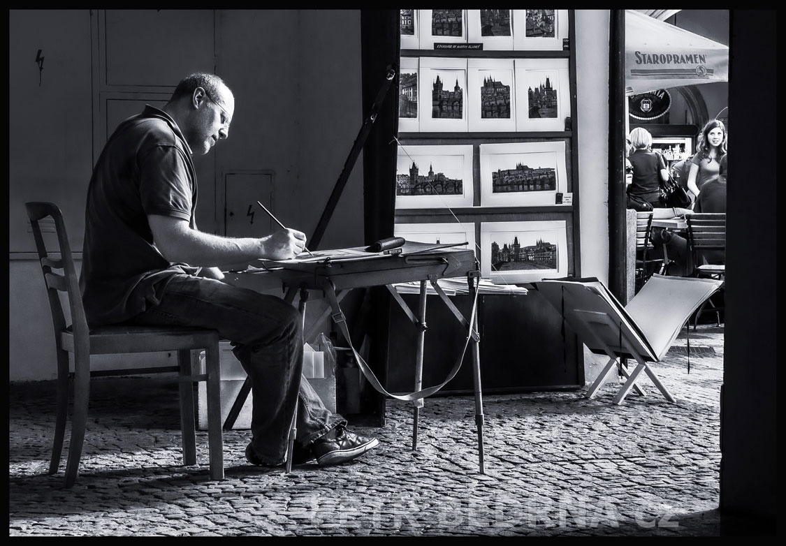 Martin Sladký maluje a maluje, Praha - Malá Strana, Malostranské náměstí, street foto, Česko