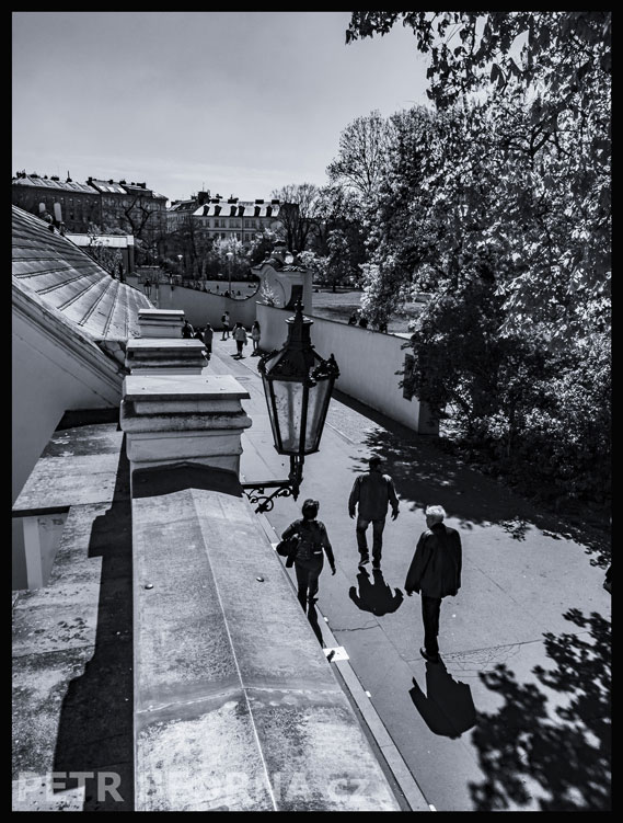 Museum Kampa, chodci pod lucernou, Praha - Malá Strana, U Sovových mlýnů, street foto, park, Česko