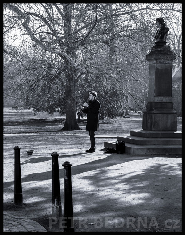 Pomnik Josefa Dobrovskeho a klarinetista, Praha - Malá Strana, Kampa, busking, park, socha, street foto, Česko