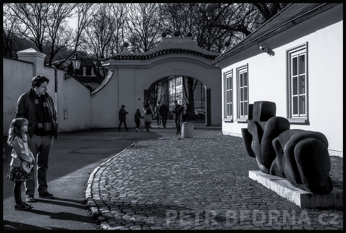Socha - Ležící, sochař Miloslav Chlupáč, Praha - Malá Strana, Kampa, street foto, postavy, park, Česko