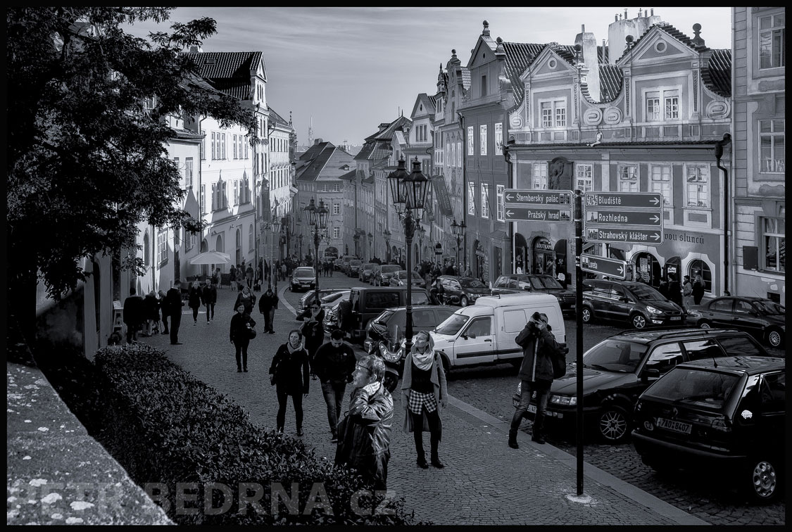 Truristé v Nerudově ulici, Praha - Malá Strana, historické budovy, street foto, Česko