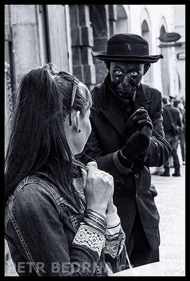 Ulice Mostecká, černý mim, busking, Malá Strana, Praha