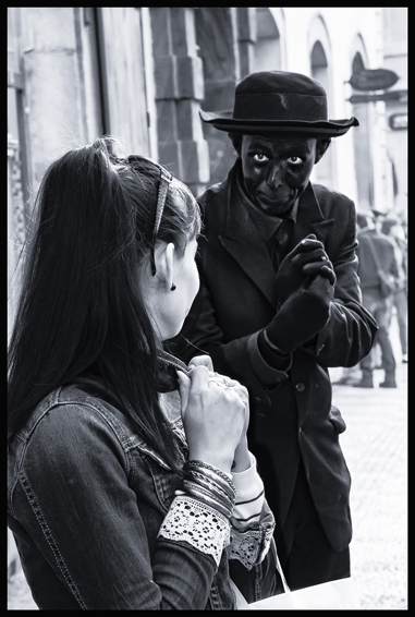 Ulice Mostecká, Černý mim, busking, Malá Strana, Praha