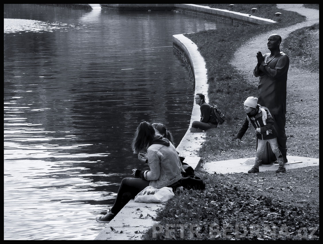 Uličník hází kamení pod sochou Harmonie, Praha - Malá Strana, Kampa, Vltava, street foto, park, Česko