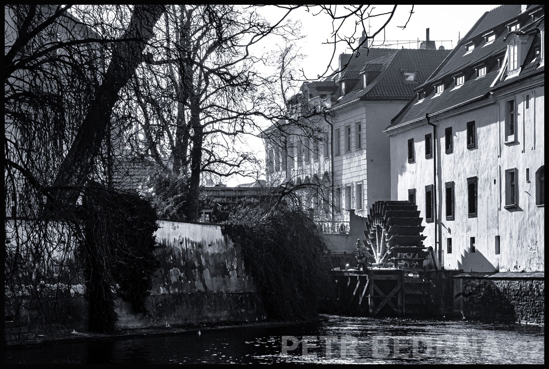 Velkopřevorský mlýn, Čertovka, Praha - Malá Strana, historické budovy, řeka, stromy, Česko