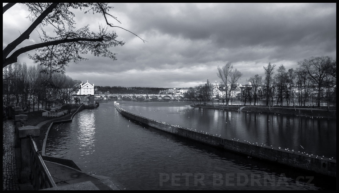 Vltava, Sovovy mlýny, Karlův most, Praha - Malá Strana, historické budovy, celkový pohled, obloha, Česko