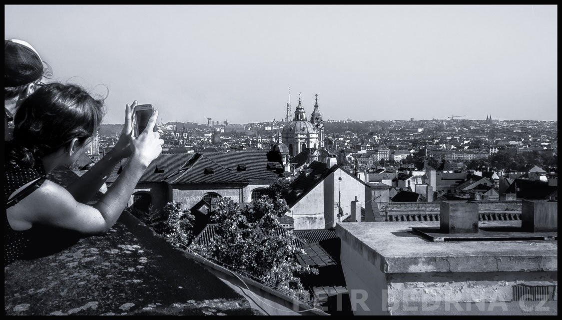 Vyhlídka Hradčanské náměstí, turisté, Praha - Malá Strana, ulice Ke hradu, street foto, kostel, Česko