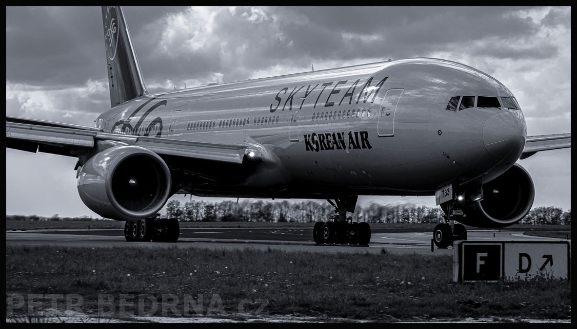 B777-300ER Korean Air Skyteam, Praha, Letiště Václava Havla, letadlo, Česko