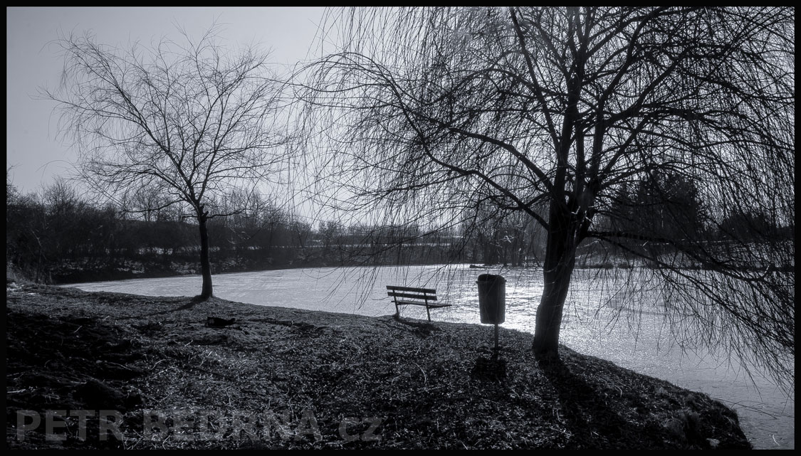 Lavička u přehrady Hostouň, Hostouň, Dobrovízský potok, stromy, rybník, obloha, krajina, koupaliště, Česko