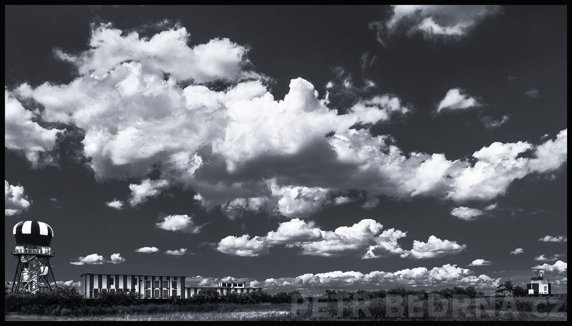 Oblaka mezi dvěma radary, Letiště Václava Havla, Praha, obloha, mraky, krajina, horizont, pole, Česko