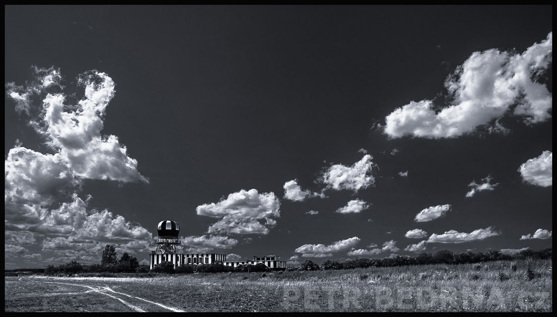 Radar typu vysílač mraků, Letiště Václava Havla, mraky, horizont, příroda, krajina, Česko