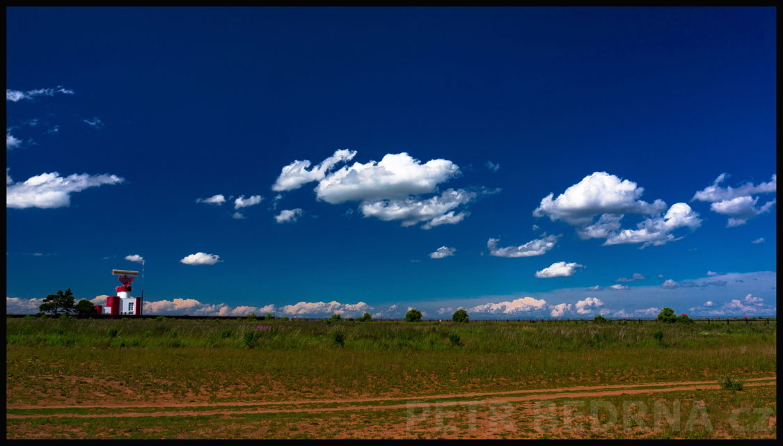 Radar - vzpomínka na Kamila Lhotáka, Letiště Václava Havla, polní cesta, pohled od Hostivic, Česko
