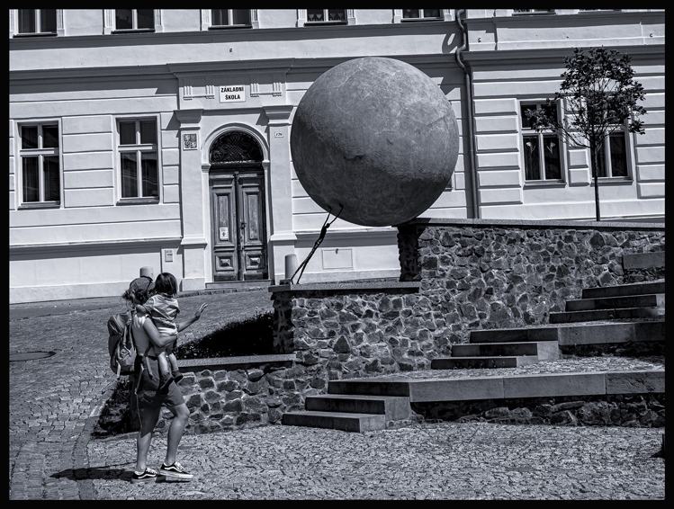 Socha Sisyfos a maminka s holčičkou, Rakovník, Petr Holeček a Dalibor Blažek(1)