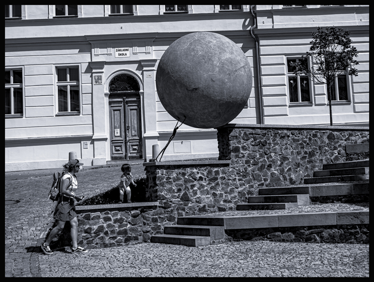 Socha Sisyfos a maminka s holčičkou, Rakovník, Petr Holeček a Dalibor Blažek(2)