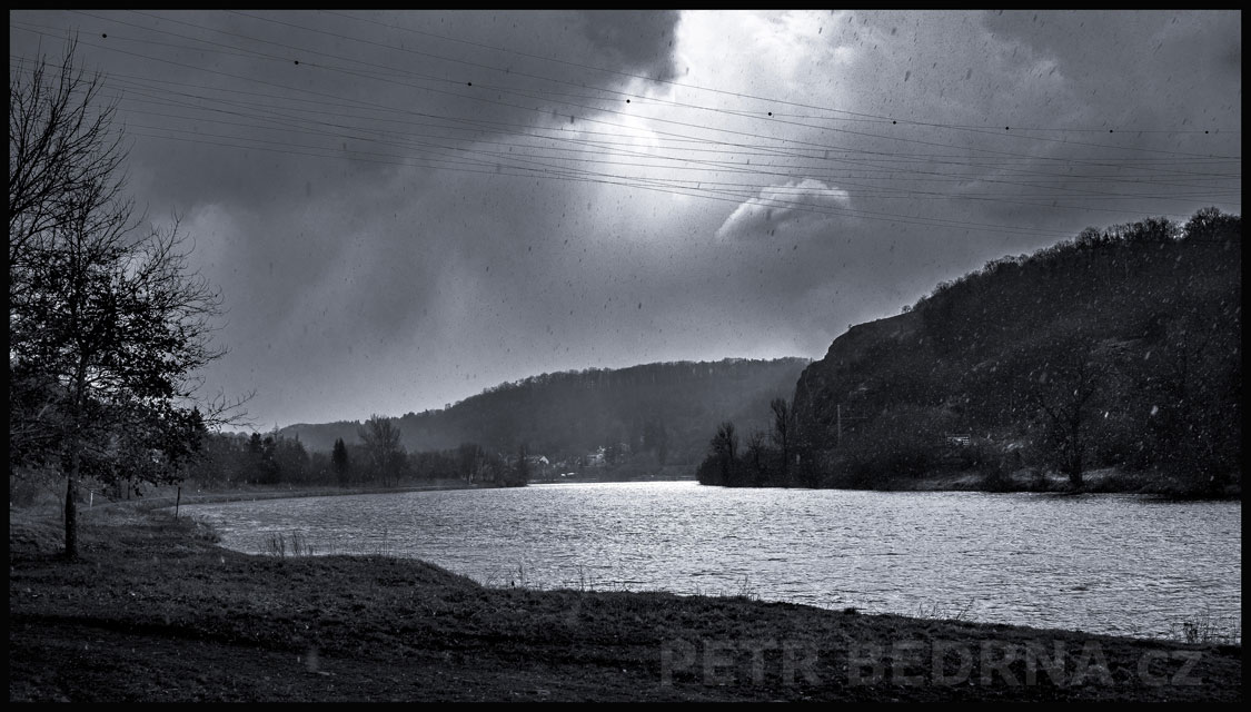 Vltava, Sedlec, Nový Suchdol, sněhová přeháňka, Praha, sněžení, mraky, obzor, les, Česko