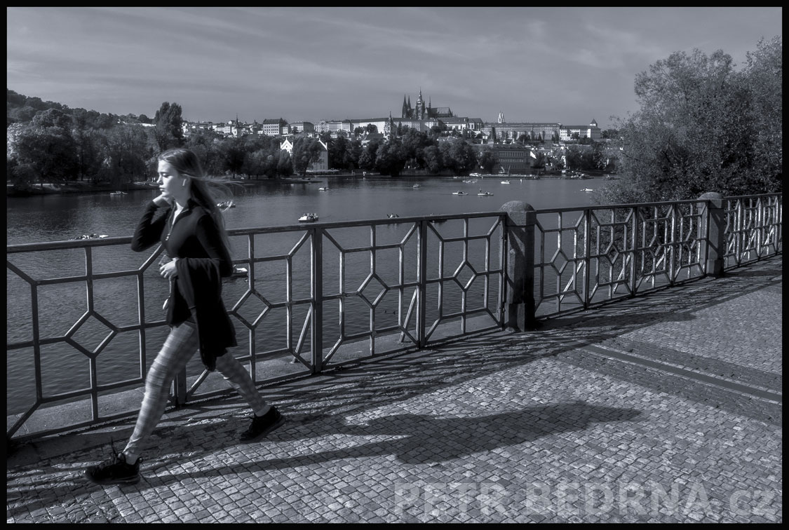 Dlouhý krok, Hradčany, Pražský hrad, Smetanovo nábřeží, Vltava, Praha, street foto, postavy, obzor, obloha, Česko