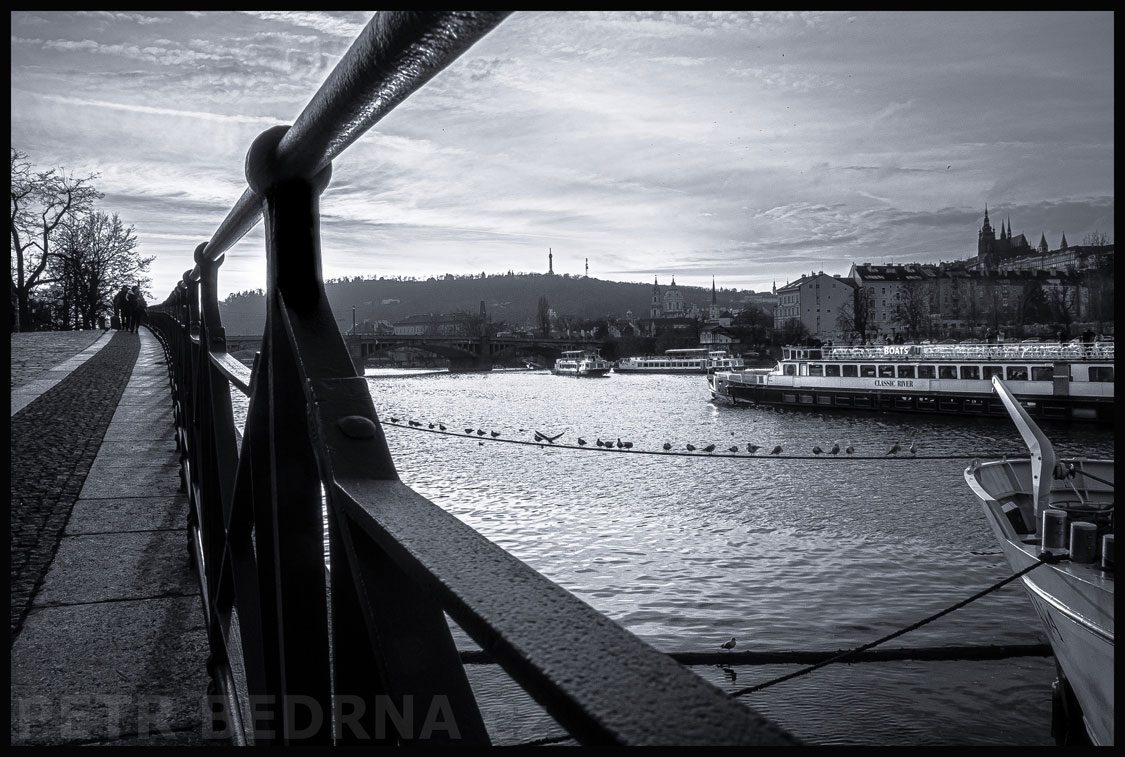 Dvořákovo nábřeží, parníky, Pražský hrad, Vltava, Praha, Mánesův most, Pteřín, obzor, oblaka, Česko